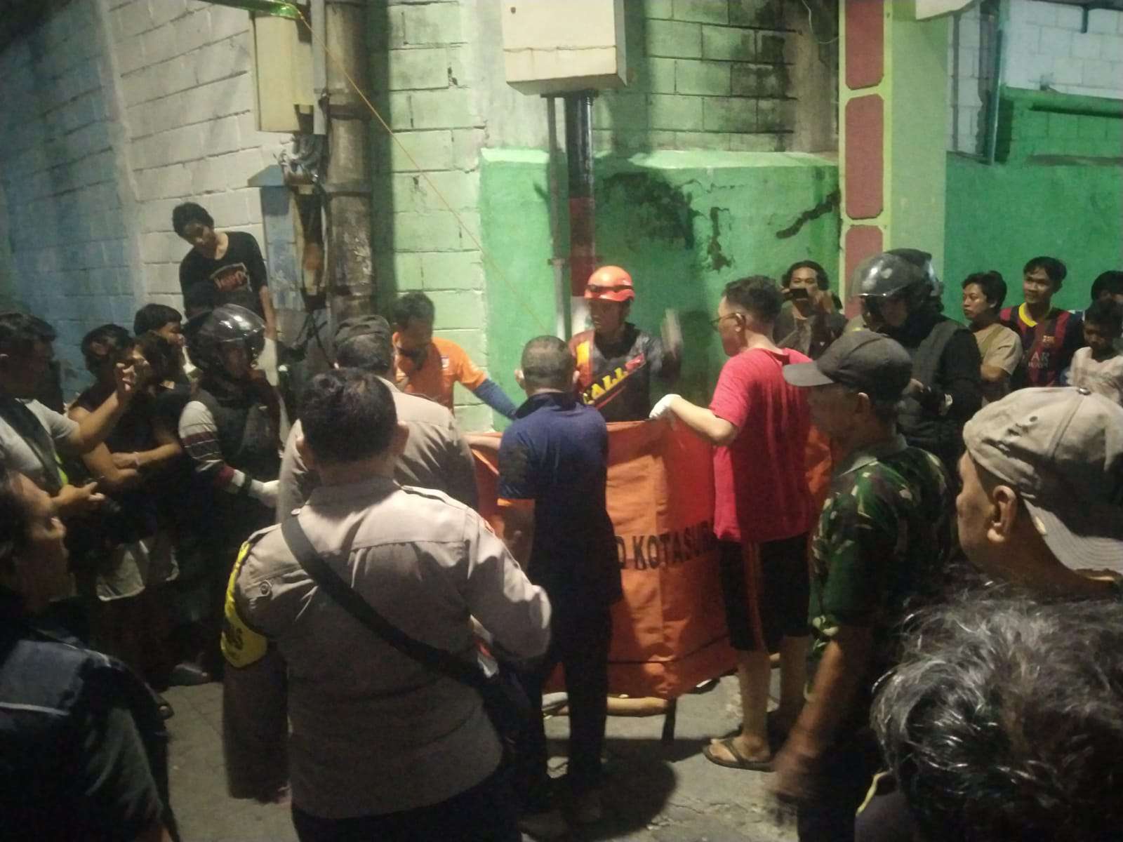 Penemuan Mayat Surabaya Gegerkan Warga Jalan Tewowo